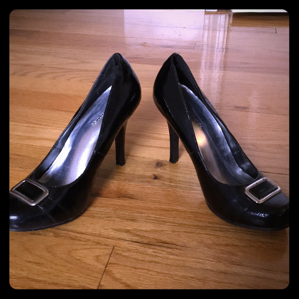 Black pumps